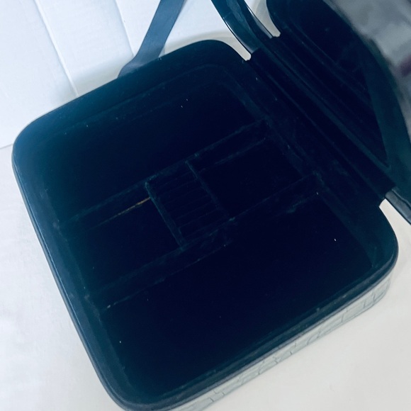 Snakeskin Top Handle TRAVEL JEWELRY CASE with Mirror and 5 Dividers. Black - Picture 6 of 16